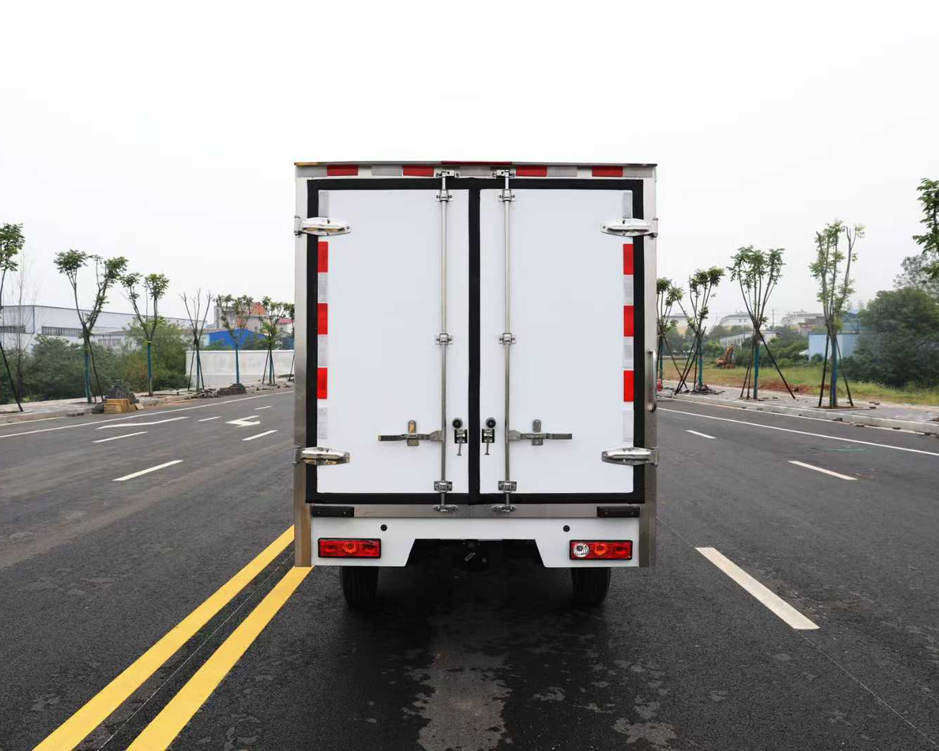 吉利遠(yuǎn)程F1E純電動冷藏車8方圖片5